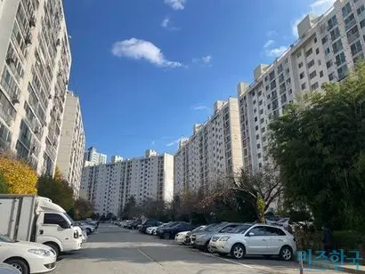 양평 공흥지구 개발사업에 투자했다 대통령 장모와 소송을 벌인 A 사 주소지인 부산의 한 아파트 단지. A 사 대표인 C 씨의 주소지와 동일하며 현재도 C 씨가 거주하고 있다. 사진=전다현 기자
