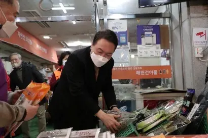 윤석열 대통령은 대통령 선거 제1호 공약으로 소상공인·자영업자 살리기를 내세웠다. 윤 대통령이 대선 후보 시절 대구 달서구의 월배시장을 방문한 모습. 사진=윤석열 캠프