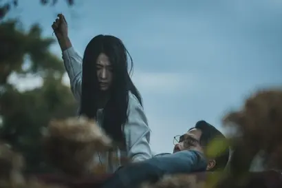 지영은 왜 항상 캐리어를 끌고 밤마다 버스 정류장에서 누군가를 기다리는 걸까. 지영 주변에서 나는 ‘삭’ 하며 바람을 가르는 소리는 무엇일까. 사진=월트디즈니 컴퍼니 코리아 제공