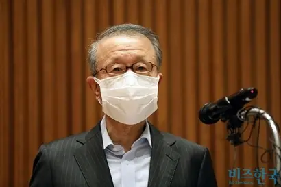 홍원식 전 남양유업 회장(사진)이 남양유업 최대주주로 올라선 사모펀드 운용사 한앤컴퍼니(한앤코)와의 자산 동결 싸움에서 최근 연달아 패배한 것으로 나타났다. 사진=임준선 기자