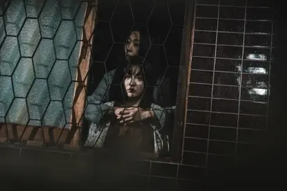 선해는 이사 온 낡은 집에 갇혀 나오질 못한다. 그리고 그 집에는 선해 말고도 누군가 함께 있는 것 같다. 사진=월트디즈니 컴퍼니 코리아 제공