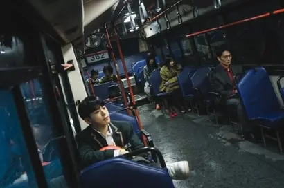 각자의 사연을 담고 출발한 빗길의 버스. 그리고 그 안에서 생과 사가 갈리고, 그 이후 각자의 선택에 따라 관계도 엇갈린다. 사진=월트디즈니 컴퍼니 코리아 제공