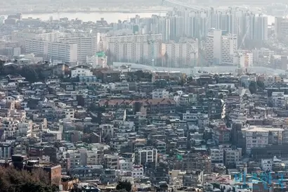 건설한파 속에서도 시공 능력 상위 10개 건설사의 올해 도시정비사업 수주 실적이 오히려 전년 대비 39%가량 상승했다. 서울 시내 주택가 전경. 사진=최준필 기자.