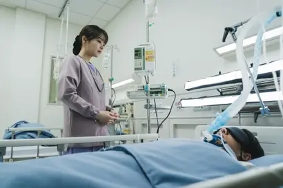 영지가 돌보는 중환자실의 환자들. 의식 없는 환자들이 깨어나는 건 환자의 살고자 하는 의지일까 혹은 어떤 다른 힘일까. 사진=월트디즈니 컴퍼니 코리아 제공