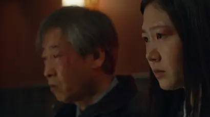 악당이 있으면 그들에게 고통받는 피해자도 있게 마련. 딥페이크 범죄를 시작으로 성착취를 당하는 딸과 사회적 관계에서 갑질을 당하는 아버지의 모습은, 엄연히 현실에서 벌어지는 일들이라 씁쓸하기 그지없다. 사진=쿠팡플레이 제공