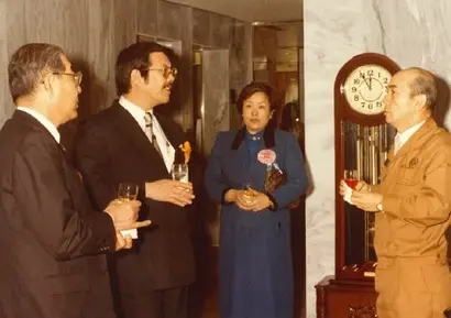 1986년 애경공업 포항공장 준공 당시 장영신 애경그룹 회장(왼쪽 세 번째)의 모습. 사진=AK홀딩스 홈페이지