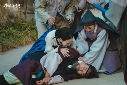가짜 신분으로 양반 정실부인이 되었으나 옥태영의 삶은 순탄하지 않다. 억울한 누명을 쓰고 세상을 뜬 시아버지와 홀연히 떠난 남편을 대신해 집안을 일으켜야 하고, 호시탐탐 자신을 노리는 이들의 공격도 방어해야 한다. 사진=JTBC 제공
