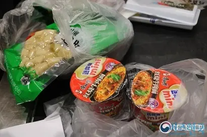 지난 2019년 농림축산식품부가 공개한 반입이 금지된 육류가 포함된 컵라면. 사진=농림축산식품부