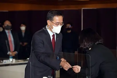 이찬우 NH농협금융지주 회장 후보자가 금융감독원 수석부원장 시절인 2021년 시중은행 여신담당 부행장과의 간담회에 참석한 모습. 사진=연합뉴스
