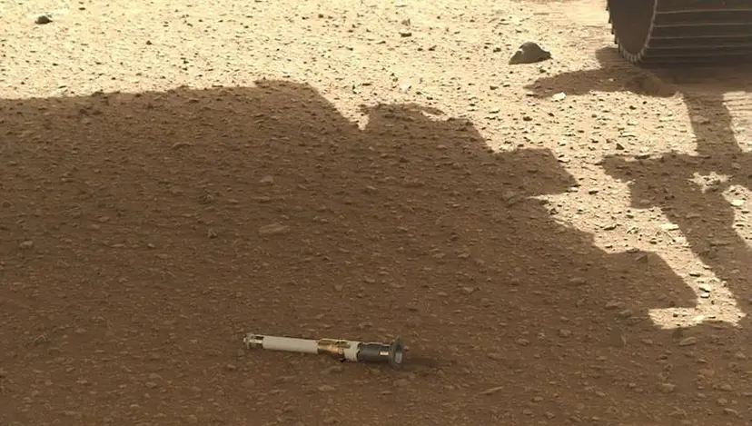 퍼서비어런스 탐사선이 수집하고 있는 화성 샘플 튜브. 사진=NASA