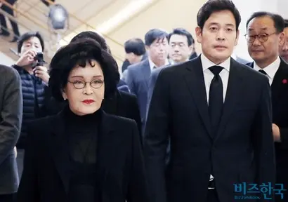 지난 2019년 모친 이명희 신세계 회장과 함께 고 김우중 전 대우그룹 회장의 빈소를 방문한 정용진 당시 신세계 부회장. 사진=박정훈 기자