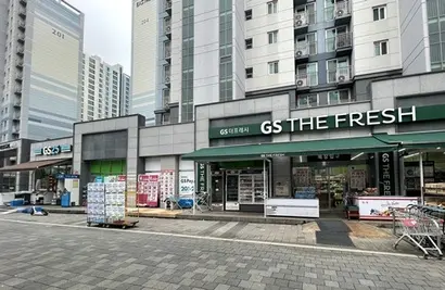 GS25와 GS더프레시가 나란히 자리한 모습. SSM 출점이 확대되면서 자사 편의점과 근접출점하는 문제도 늘어나고 있다. 사진=박해나 기자