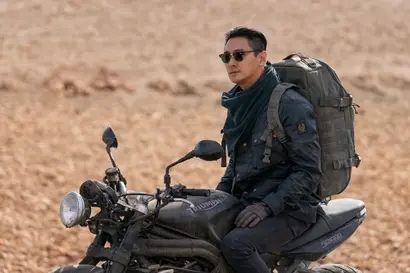 팔뚝엔 조폭으로 의심받을 만한 문신이 있고, 오토바이는 물론 헬기 조종까지 거침없는 의사 백강혁. 실력도, 돈도, 사명감도 있지만 싸가지가 없다는 의심을 받는다.
