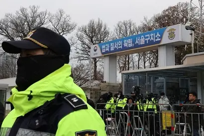 내란수괴 혐의를 받고 있는 피의자 윤석열 대통령 구속됨에 따라 불확실성이 어느 정도 해소된 가운데 계엄 이후를 내다보는 투자 전략을 세워야한다는 조언이 나온다. 사진은 윤석열 대통령이 구속 수감된 서울구치소 입구. 사진=임준선 기자