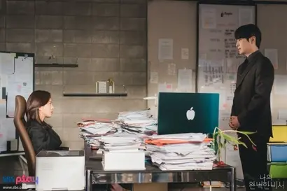 유은호의 수성 때문에 점찍었던 후보자를 데려오는데 실패한 강지윤. 살짝 ‘혐관’ 케미로 만나지만, 이내 사라져 버린다. 왜? 유은호 같은 완벽한 비서가 없거든. 사진=SBS 제공
