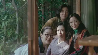 자매를 보며 사이가 좋은 건지, 나쁜 건지 잘 모르겠다고 말하는 셋째의 남편. 둘째의 남편은 이들이 겉으로는 미덕을 상징하지만 사실 험담을 좋아하는 인도의 신 아수라를 닮았다며 장난스럽게 흉을 본다. 그러나, 모든 인간이 사실 아수라 아니던가. 사진=넷플릭스 제공