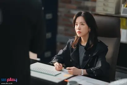 일엔 완벽하지만 일 외에 모든 것에 허점을 보이는 강지윤. 어릴 적 부모를 잃고 더욱 사람과의 관계 형성에 서투르고 배척하는 모습을 보인다. 사진=SBS 제공