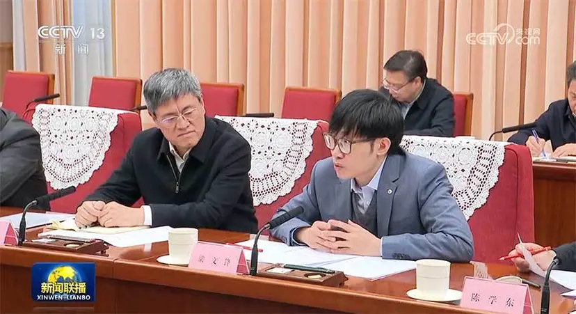 지난 20일 량원펑 딥시크 설립자(오른쪽)가 리커창 총리가 주최한 심포지엄에 참석했다. 사진=중국 관영 CCTV 캡처