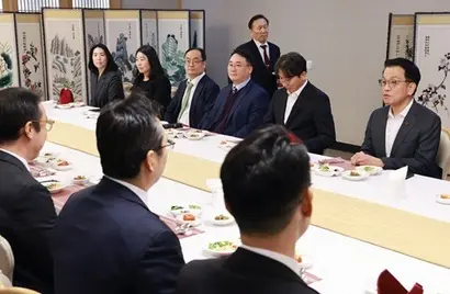 24일 정부서울청사에서 최상목 대통령 권한대행(오른쪽)이 해외 공관에 파견되어 경제 금융 분야 협력 업무를 수행하는 재정경제금융관들이 모인 간담회에 참석했다. 사진=연합뉴스