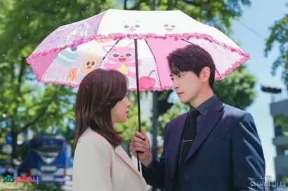 ‘핑크퐁 우산’을 들고도 ‘설렘설렘 모멘트’를 표현할 수 있는 인물이 있다면 그건 바로 이준혁 아닐까. 사진=SBS 제공