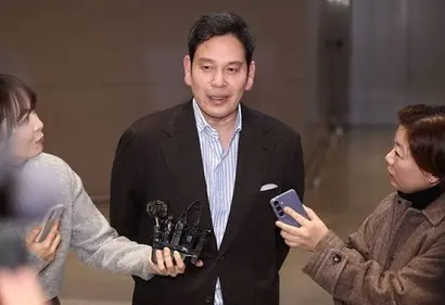 정용진 회장이 이끄는 이마트가 독립 경영을 본격화하면서 신세계프라퍼티도 사업 다각화에 속도를 내고 있다. 정용진 신세계그룹 회장이 지난해 12월 22일 트럼프 미국 대통령 당선인을 만난 후 인천공항으로 귀국하는 모습. 사진=연합뉴스