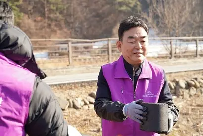 최철규 강원랜드 대표이사 직무대행(부사장)이 지난 1월 연탄나눔 봉사활동을 하고 있다. 사진=강원랜드 제공