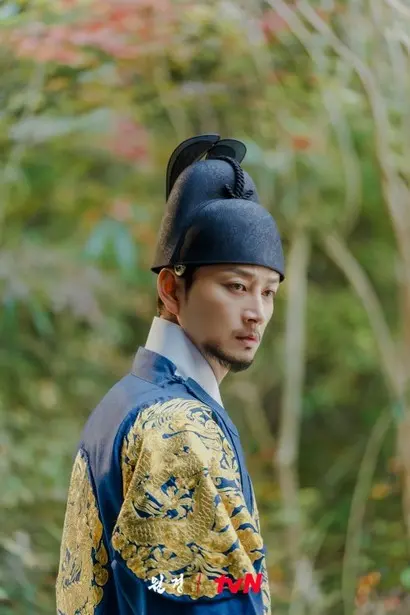 ‘킬방원’이란 별명으로 불릴 만큼 거침없는 남성으로 묘사됐던 태종 이방원 또한 ‘원경’에서 복잡다단한 심리를 지닌 인물로 새롭게 묘사된다. 잘난 아내와 잘난 처가에 대한 묘한 자격지심이 있는 이방원은 ‘원경’의 흥미로운 포인트이자 서사의 핵심 줄기가 된다. 사진=tvN, TVING 제공