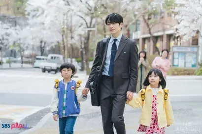 얼굴만 완벽한 게 아니라 진한 부성애와 따스한 심성, 육아와 가사에 능통하다는 설정의 유은호. 이 시대가 바라는 새로운 남성상을 묻는다면 유은호를 참고하라고 말해주고 싶다. 사진=SBS 제공