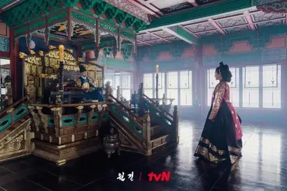 함께 노력하여 얻은 권력. 그러나 남편은 이제 자신더러 신하라 하고, 아내는 우리는 부부 사이이니 동등하다 말한다. 이런 관계가 평화로울 리 없다. 사진=tvN, TVING 제공