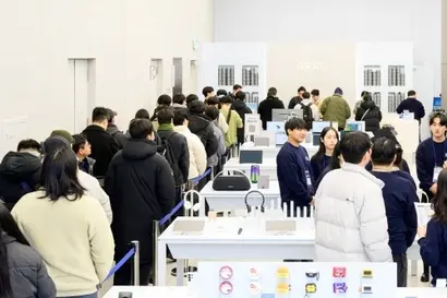 삼성전자는 AI 기술력을 강화하고 고부가가치 제품에 집중한다는 전략을 세웠다. 사진은 2월 4일 프리미엄 스마트폰 라인인 갤럭시 S25 시리즈의 사전 예약자가 제품을 수령하기 위해 삼성강남을 찾은 모습. 사진=삼성전자 제공