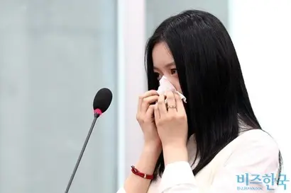 뉴진스 멤버 하니가 2024년 10월 15일 오후 국회에서 열린 환경노동위원회의 국정감사에 나와 발언하며 눈물을 흘리고 있다. 고용노동부는 이들을 “근로기준법상 근로자로 보기 어렵다”고 판단했다. 사진=박은숙 기자