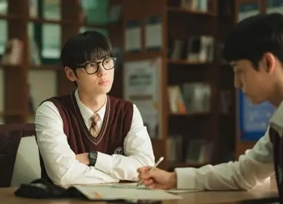 지독하게 공부를 못하지만, 지독하게 공부하는 윤가민. 특성화고 특별 전형을 노려 유성공고에 온 그는 ‘공부할 눈빛’을 찾아 스터디그룹을 하고자 한다. 사진=티빙 제공