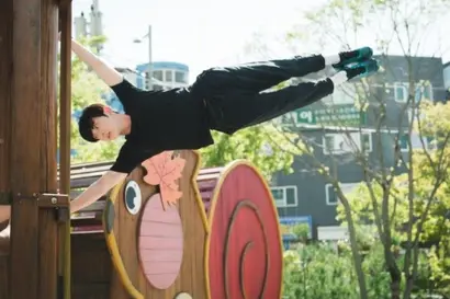사실 윤가민의 재능은 두뇌보다는 신체 쪽에 몰려 있다. 체력이 뒷받침되어야 공부를 잘한다는 말에 어릴 적부터 신체를 단련했는데, 공부 성적은 안 오르지만 신체 능력은 ‘만렙’이 되어버린 것. 사진=티빙 제공