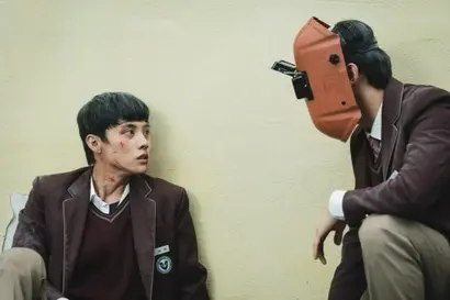 윤가민이 처음으로 찾아낸 ‘공부할 눈빛’ 김세현. 전교 2등일 만큼 성적은 좋지만 그 어떤 동기도 되어주지 않는 학교, 가난하기에 일찍부터 기술이나 배우라는 아버지 밑에서 괴로워하고 있었다. 사진=티빙 제공
