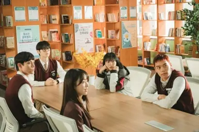 우여곡절 끝에 결성된 스터디그룹. 재미난 건 세현을 제외하곤 이들의 성적이 뒤에서 세는 게 더 빠르다는 것. 그런데 공부라는 게 꼭 성적이 좋은 애들만 하고 싶은 건 아니잖아? 그 단순한 진리를 새삼 깨닫게 하는 드라마. 사진=티빙 제공