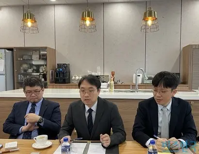비즈한국과 인터뷰하고 있는 대만 국방안전연구원의 쉬즈샹, 리쥔이, 린즈하오 연구원(왼쪽부터). 사진=전다현 기자