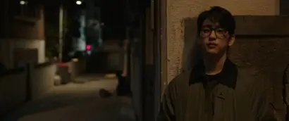 마을에서 쫓겨난 미정을 10년 후 지하철에서 우연히 목격하게 된 동진은 미정을 쫓는다. 10년이 지났어도 미정은 여전히 사회에서 고립돼 있다. 사진=채널A 제공