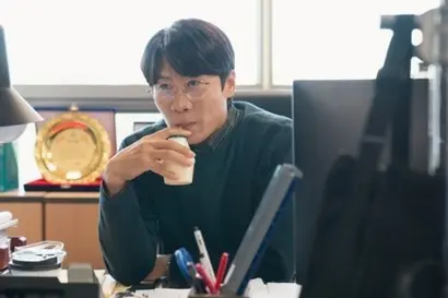 등장인물이 적은 대신 ‘마녀’에는 강렬한 특별출연이 많았다. 1화에서 데이터 마이너인 동진의 특징을 보여주기 위해 현봉식, 주지훈, 윤박, 김혜옥 등이 출연했고, 진선규가 통계학과 교수로 특별출연해 동진의 오류투성이 리포트를 지적하며 존재감을 보였다. 사진=채널A 제공