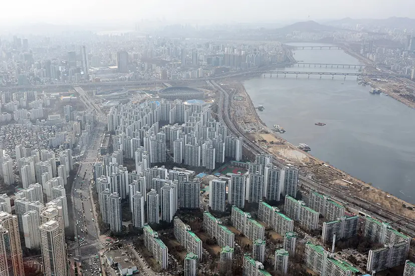 한국부동산원이 13일 발표한 ‘3월 둘째주(10일 기준) 전국 주간 아파트가격 동향’에 따르면 송파구는 잠실동 위주로 가격이 급등하며 전주 대비 0.72% 상승했다. 이는 2018년 2월 첫째주(0.76% 상승) 이후 7년 1개월 만에 최대 상승폭이다. 사진=연합뉴스