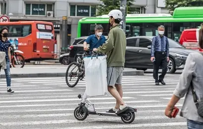 전동 킥보드 이용 시에는 원동기 면허를 소지해야 하며, 헬멧을 착용해야 한다. 사진=최준필 기자