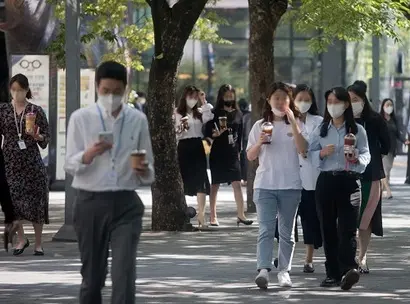 점심 식사를 마친 많은 직장인이 손에 커피를 들고 여의도 공원에서 산책을 하고 있다. 사진=이종현 기자