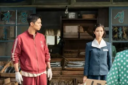 시인을 꿈꾸는 문학소녀 애순과 열 살 때부터 한결같이 애순을 바라본 관식. 이들의 요망진 봄은 호로록 지나가 버린다. 사진=넷플릭스 제공