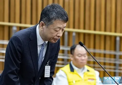 김광일 MBK파트너스 부회장이 고려아연 기타비상무이사에 선출됐다. 김광일 부회장이 3월 18일 국회 정무위원회 현안질의에 참석해 답변을 마친 후 목례하고 있다. 사진=국회사진취재단