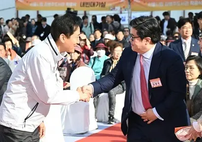2024년 11월 서울 서대문구 북가좌동에서 열린 김병주도서관 착공식에 참석한 김병주 회장이 오세훈 서울시장과 인사를 나누고 있다. 사진=서울시 제공
