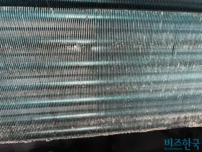 방치된 에어컨 내부 필터에 먼지가 가득하다. 처음 입주했을 때 상태다. 사진=김준호 씨 제공