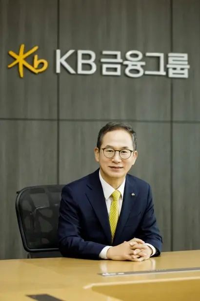 주주환원 수준이 아쉽다는 지적이 이어지자 KB금융 계열사 대표와 임원은 자사주 2만 주를 매입했다고 밝혔다. 사진은 양종희 KB금융지주 회장. 사진=KB금융 제공