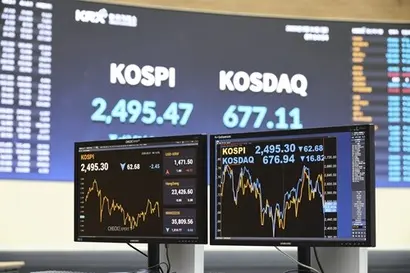 지난 2023년 11월 공매도가 전면 금지된 이후 17개월 만에 공매도가 재개된 31일 오전 서울 한국거래소 홍보관 전광판에 코스피, 코스닥 지수가 장초반 하락 중이다. 사진=박정훈 기자