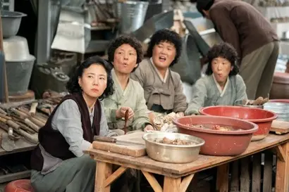드라마의 감초이자 평생 애순의 곁을 지켜주는 해녀 이모 삼인방과 애순의 시어머니(왼쪽). 순간순간 추임새처럼 터지는 대사들이 웃음 포인트다. 사진=넷플릭스 제공