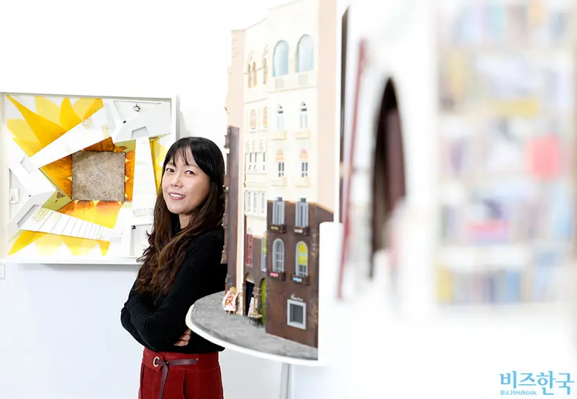 강명숙의 작품은 만듦새에서 완성도가 높고, 작품에 담아내는 내용이 어렵지 않다. ‘상자 안의 작은 예술’이라고 불리는 그의 작업은 보통 사람들의 평범한 일상을 이야기로 엮어 입체적 공간에다 연출한다. 사진=박정훈 기자