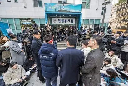 지난 3월 17일 김새론 유족 측이 유튜버 이진호 씨를 고소하면서 서울경찰청 앞에서 기자회견을 열었다. 사진=최준필 기자